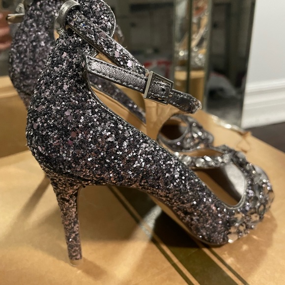 Badgley Mischka Conroy dress sandal in a size 5.5 - Picture 4 of 8